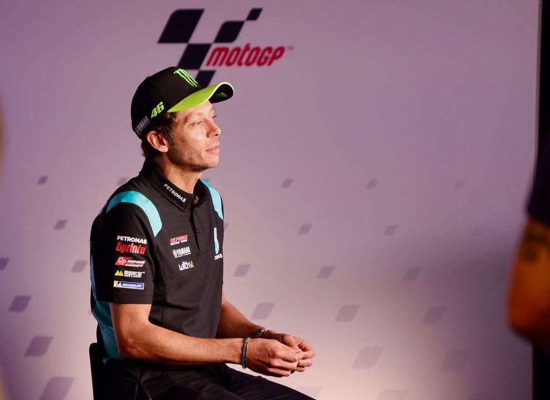 onepercentina's tweet photo. Valentino Rossi secara resmi mengumumkan pengunduran dirinya dari balap sepeda motor Grand Prix pada akhir tahun 2021.
-----
@ValeYellow46 @MotoGP
-----
📸 @rafa_marrodan
-----
#Onepercentmagazine | #motogp | #moto3 | #motorsport | #photography | #VR46 | #VR46Decision https://t.co/soxI6Fqa1A