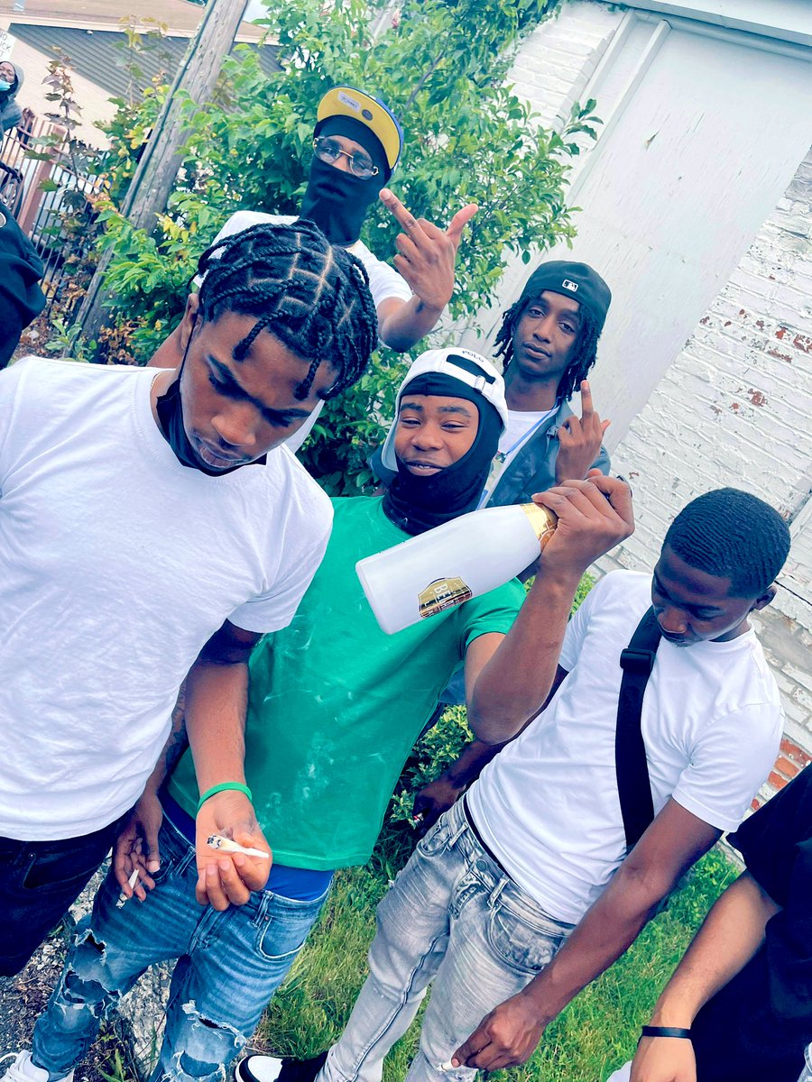 Kai40Cal's tweet photo. Ya know how it be when you caught up in dese streets 😴 don’t get caught wit out dat heat 🙅🏾‍♂️🔥 cuz it’s a cold world 🥶🖤💯 https://t.co/QQmaIovBvX