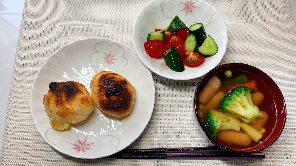 ゆーさん 日常 今日のごはん お昼ごはん ポンデケージョ きゅうりとトマトの和風ドレッシング和え 具だくさんコンソメ スープ おうちごはん