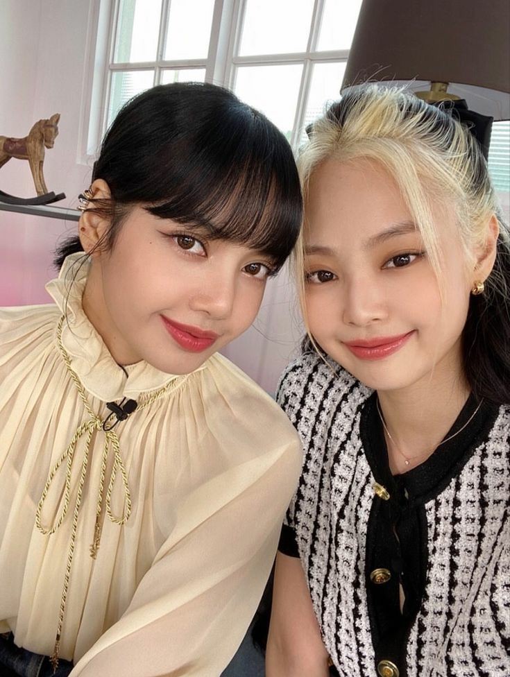 two pretty girlfriends ♡
 #LISA #JENNIE @blackpink