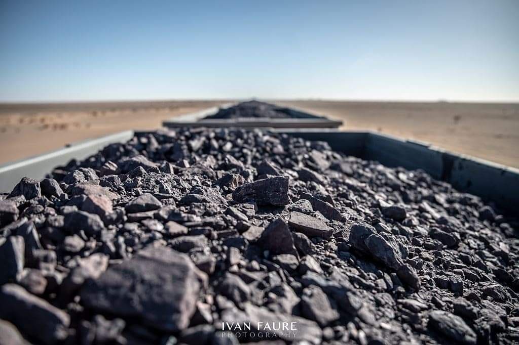 ivanfaurephotos's tweet photo. MAURITANIA 20/21: Tren del hierro, 700 klms cruzando el desierto del Sahara desde Zuréate a Nuadibú en el Atlántico en unas 20 horas. El tren más largo del mundo, casi 3 klms de vagones cargados de hierro. EL MEJOR MOMENTO; ver el atardecer y cielo estrellado cuando la noche cae https://t.co/tuxGYNfSRI