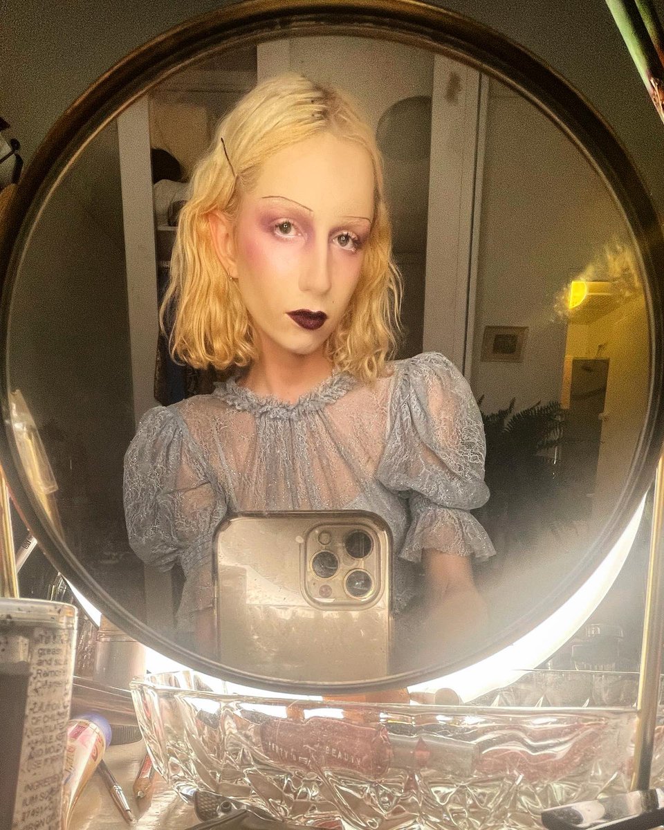 Through the looking glass  🐇🪞