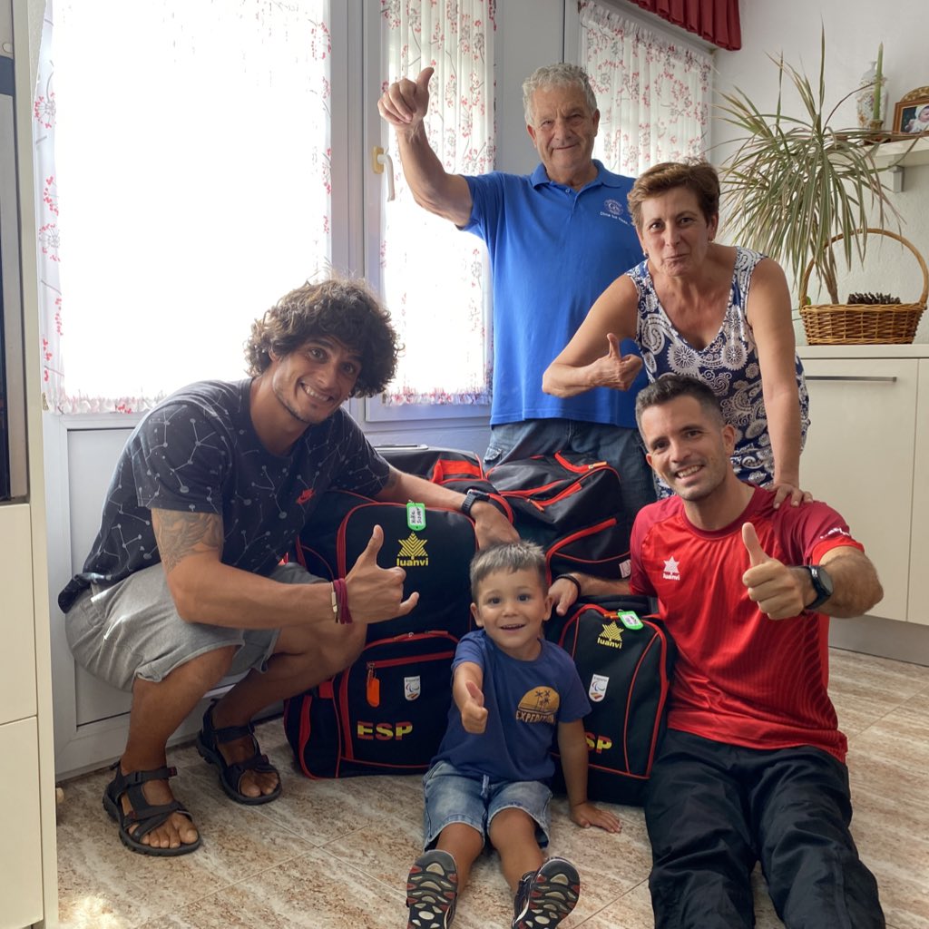 kike_siscar's tweet photo. Día 0 - Rumbo a un sueño.
Ayer salí hacia Barcelona donde estaré concentrado hasta el día 19 de agosto. Despedida especial con mi familia y sorpresa de mis amigos, que guardaré siempre con mucho cariño, y que me ha cargado de energía para vivir esta experiencia. #pasicoapasico https://t.co/K4KItpSMU4
