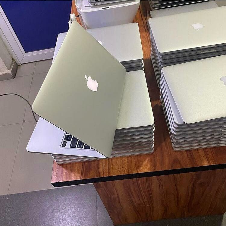 MacBook Pro 13 Retina display 2015 &amp; 2016
Core i5 &amp; i7 8GB Ram 256 ssd hard drive

Conditions 10/10

WhatsApp: +1 (601) 439-0574
Instagram  👉
instagram.com/bestmobileus/

#appleimac#applenews#apple#mackbook#mackbook2020#mackbookpro#windows
