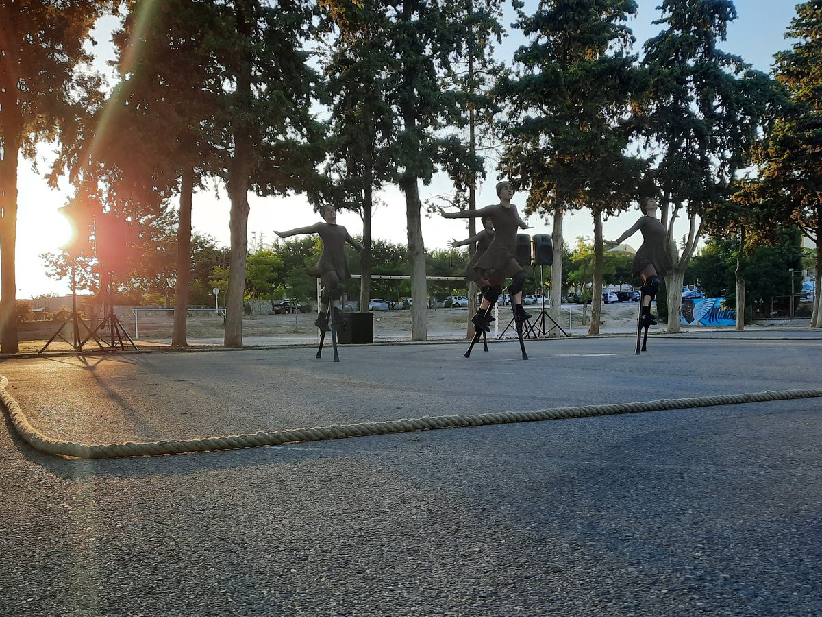 LluisAgea's tweet photo. Arts de carrer i posta de sol. Quin moment més #FiraTàrrega amb l'assaig obert de Maduixa Teatre a #Tàrrega i acompanyat de bones notícies. #SuportALaCreació #sunset #xanques https://t.co/xUHXZLsn4f