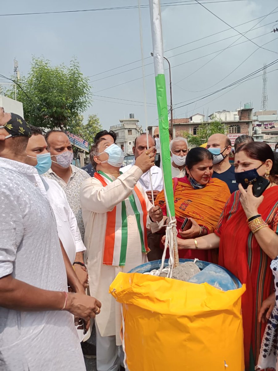 iamsatsharmaca's tweet photo. Flag hoisting at Ward 26 #ekatmtadiwas #2yearsof370abrogation #NayaJammuKashmir #JammuWest #Article370 https://t.co/lBpG0VwRHa