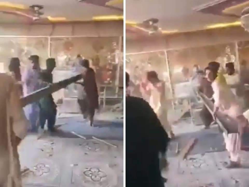 1arhama28's tweet photo. رحیم یار خان میں شدت پسند گروہ کا مندر پر حملہ اور توڑ پھوڑ کی پرزور مذمت کرتا ہوں
سومنات مندر سے اسکو جوڑنے والے ان شرپسندوں کیخلاف سخت قانونی کاروائی کی جائے
وہ دو متحارب گروہوں کے درمیان کا واقعہ تھا
جبکہ یہ ایک ہی قوم کے لوگوں کے درمیان مکمل غلط ناجائز ہے
#RespectMinorities https://t.co/MkoHhOHY5o