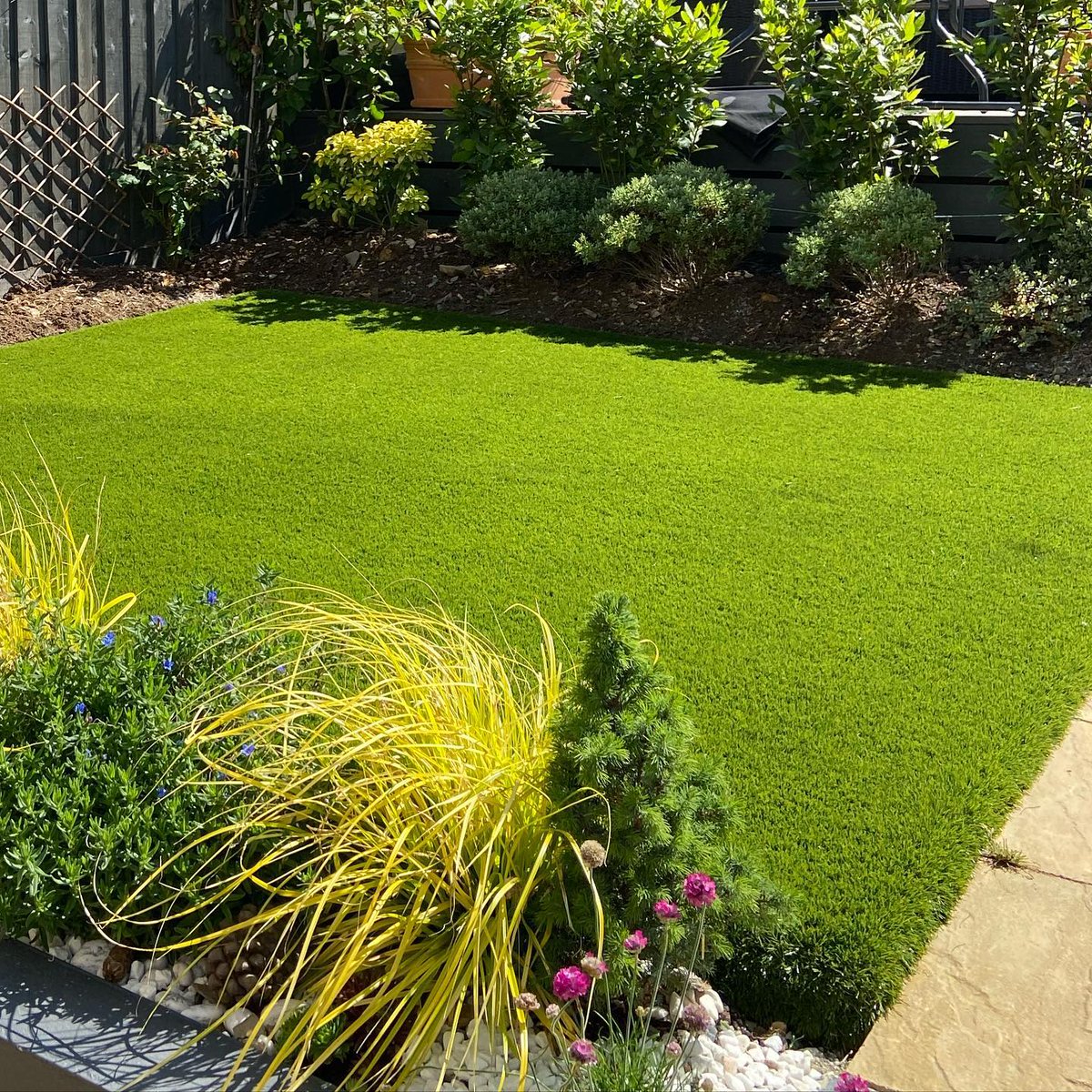 If you're a keen gardener, #ArtificialGrass doesn't have to stop you from tending to your #Garden! 🌻

Keep your grass looking tidy all year &amp; free up time to cultivate your plant life 😍

📷 abode_no.41 using our Amalfi #Grass
🛒 Order Free Samples! 
👉 bit.ly/3rUqcyz