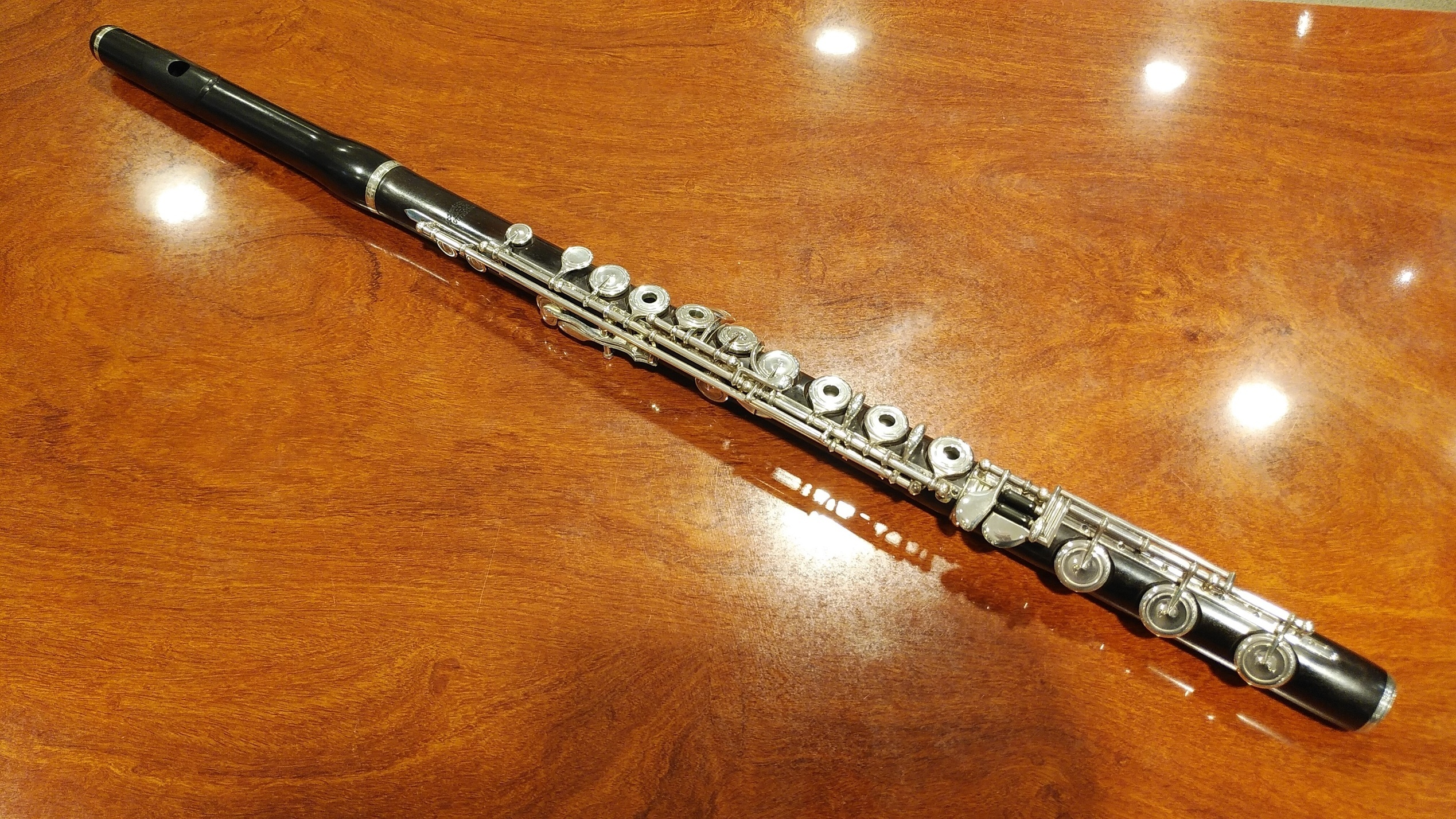 山野楽器 本店 フルート 中古フルート ドイツのブランド メナートの木管フルートが入荷 木管 ならではの芯のある濃い音色で音の輪郭が柔らかになるのが印象的 音量もしっかり出せるのでソロでも大編成でも存在感のある演奏ができます 木管フルートお