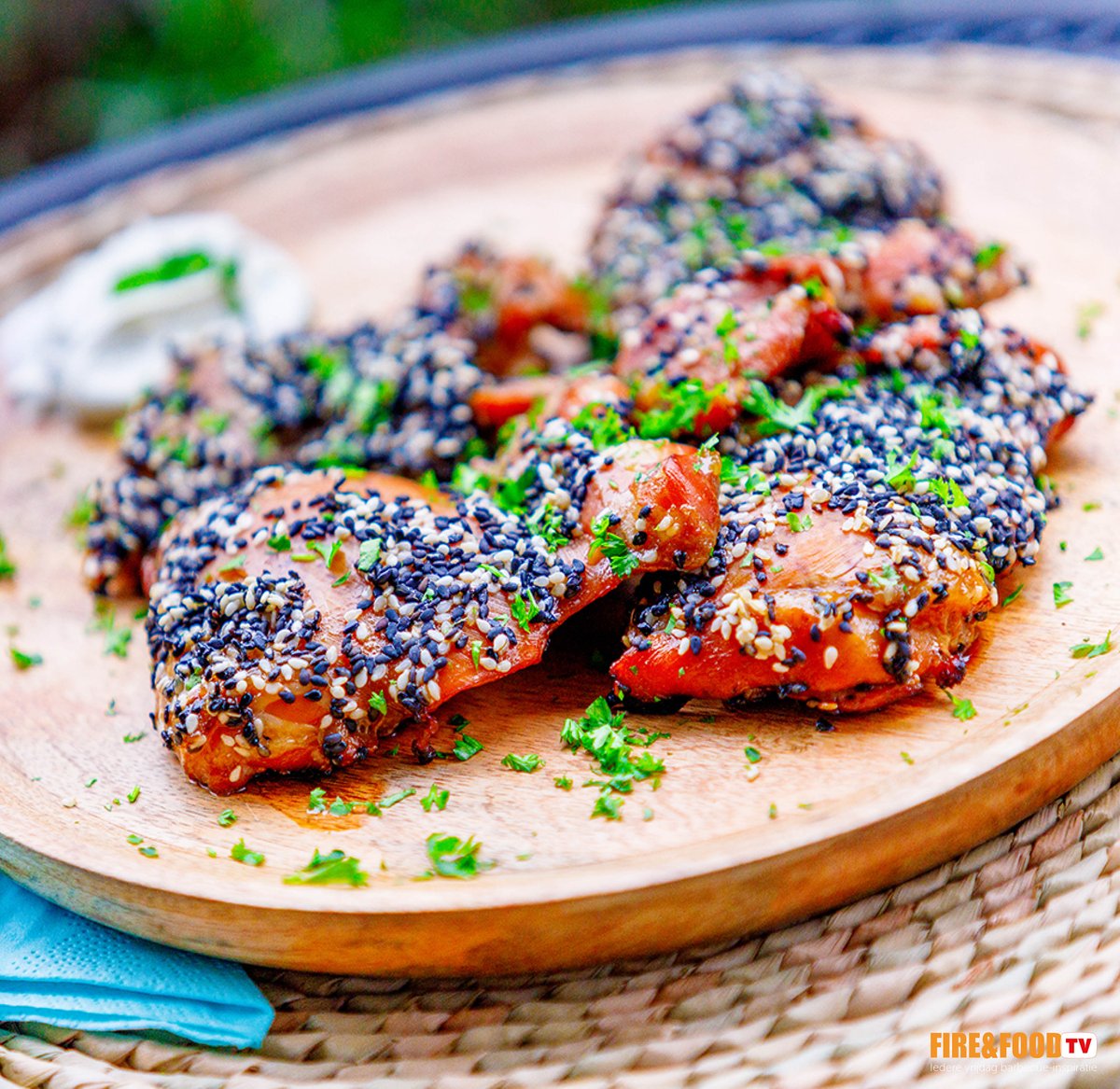 Met deze gegrilde kippendijen met sesamkorst en wasabi-dip steel jij zeker tijdens de borrel de show bij je gasten! Bastiaan laat in zijn nieuwe bbq-video zien hoe je deze snack maakt. Check hier de video -> youtu.be/1E0ZzTtv1BQ