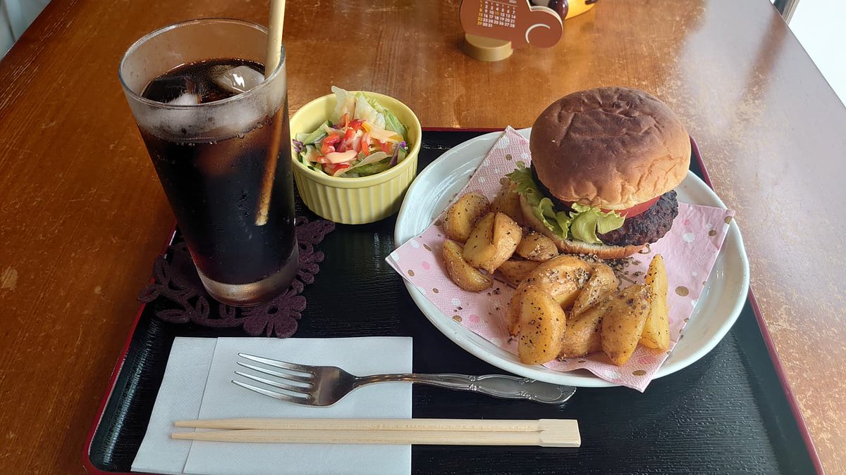 kantogakuenSDGs's tweet photo. 群馬県神流町のカフェ、ダイニングバー神梛さんで草ストローを使用していただいております！お店の窓から見える景色、川のせせらぎは最高です。 https://t.co/bdAjxCQevt