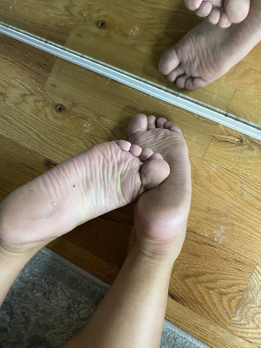 kitty_lov3rr's tweet photo. Goodnight, only to my dirty feet lovers 😍😘🧼😈🖤 https://t.co/QPxZkqIQBi