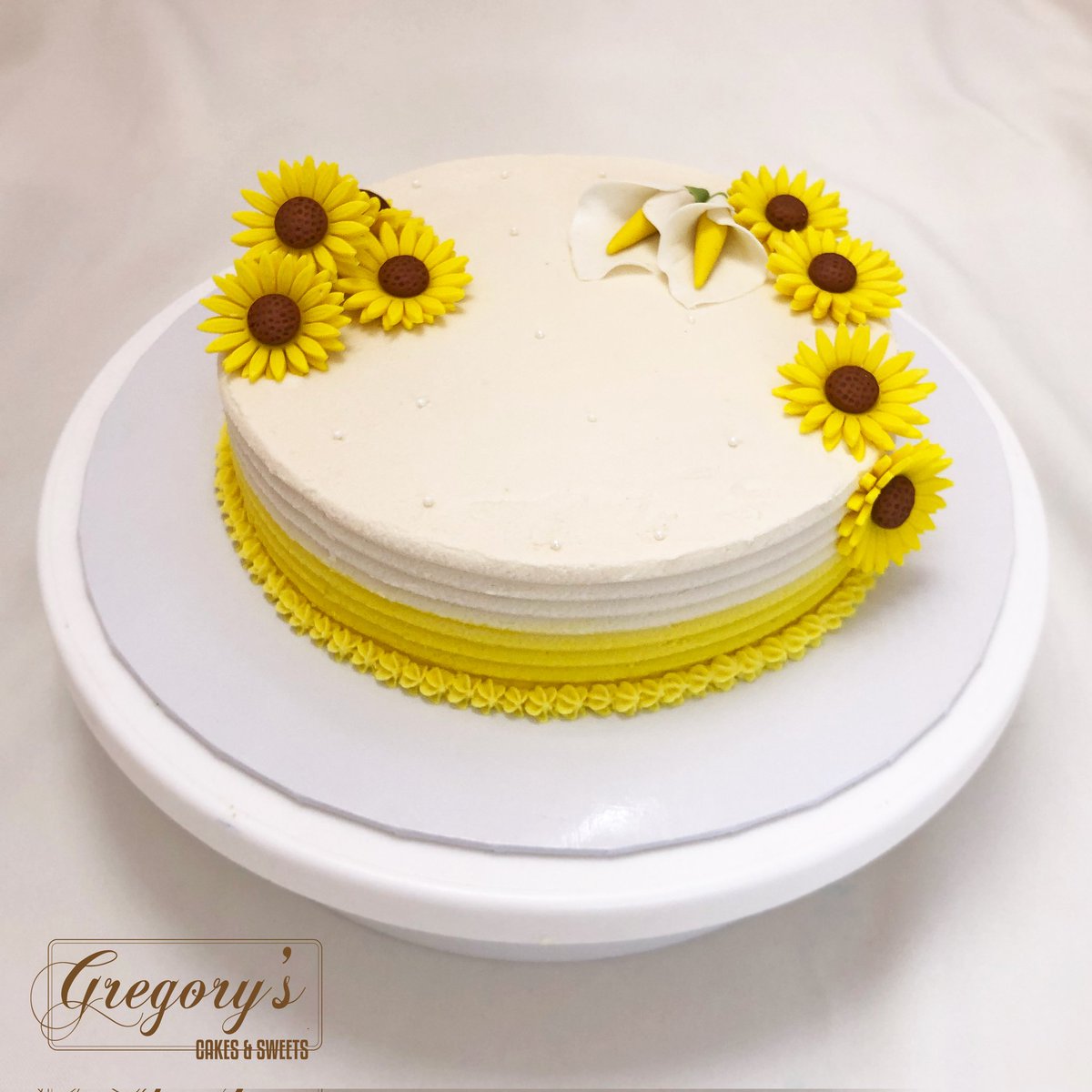 In a world full of roses be a sunflower 🌻
.
.
.
#sunflowercake #sunflowercake🌻  #cake #cakedecorating #cakedesigner #customcakes #customizedcakes #floralcakes #flowercakes #flowercakedesign #sunflowers #gregorys #Gregoryscakes