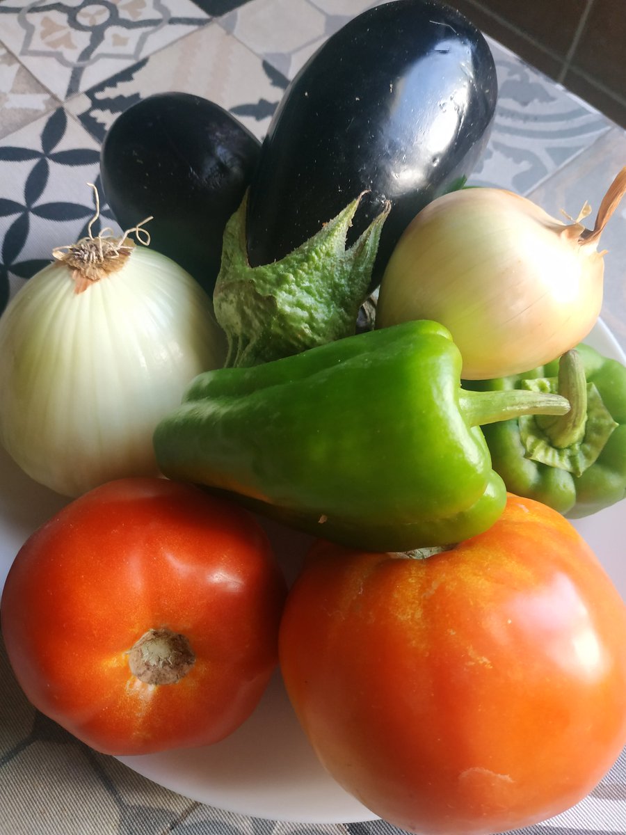 En mi casa seguimos con las tradiciones de verano ➡️ conservas, pisto...🍅🫑🍆
Preparando la #alacena para el invierno como las 🐜🐜

¿Y vosotros tenéis la costumbre?

#DeLaHuertaALaBoca