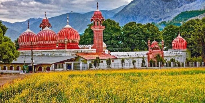 Advpakistan1's tweet photo. Shahi Mosque, Chitral
The #Shahi #Mosque is the main #mosque in the #town of #Chitral, #KPK, #Pakistan. It is located on the #Bank of the #Chitral #river adjacent to the #ChitralFort.
The #mosque was #built on the orders of His #Highness Shuja ul-Mulk in 1924. #BeautifulPakistan https://t.co/QIg0Ht3QIJ