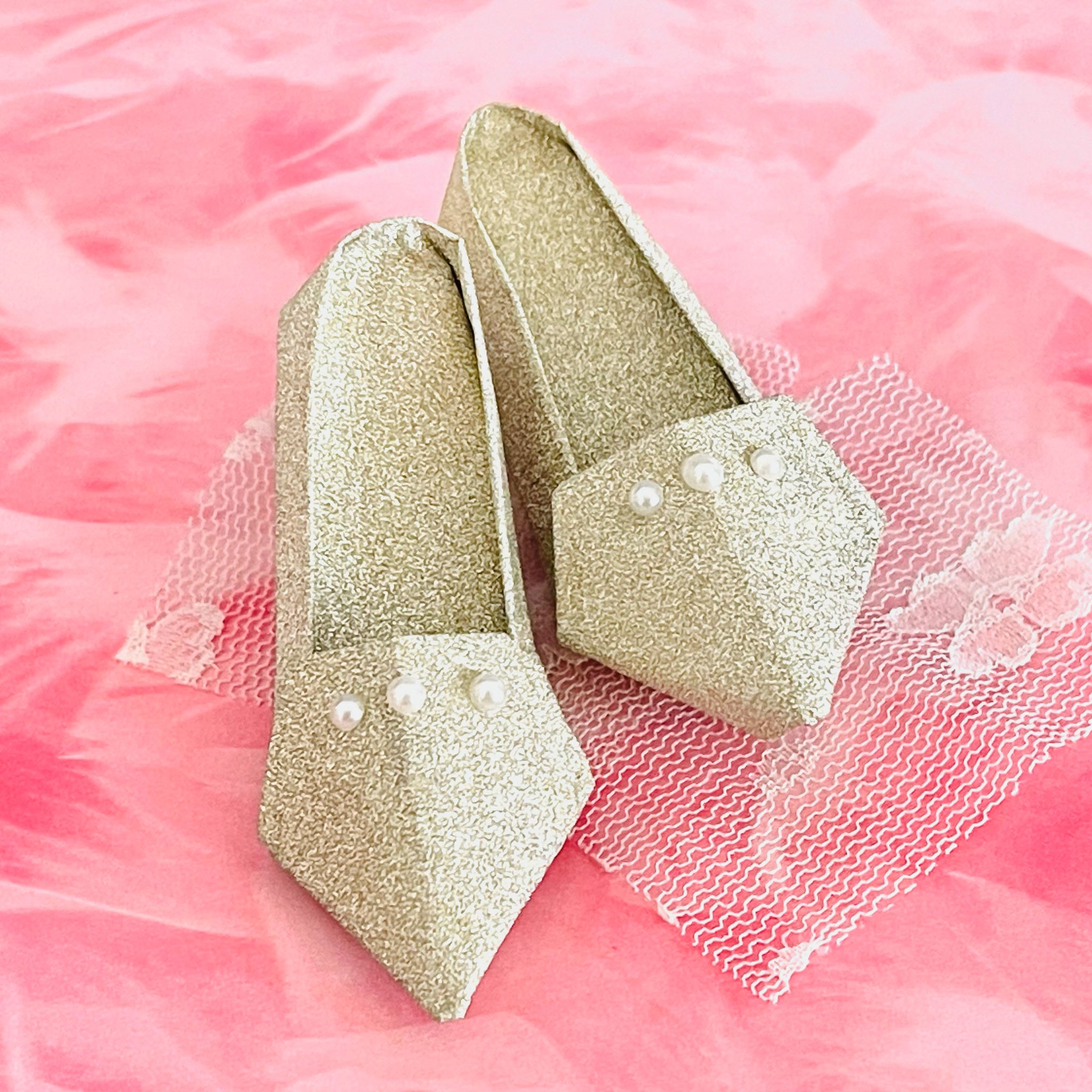 Yaya 今日はお休みだけど どこも出掛けないから 買いたかったハイヒールを折り紙で作りました T T ダイソーの グリッターちよがみ キラキラしてて綺麗です 折り紙 おうち時間 T Co Gkgxvy0qs3 Twitter