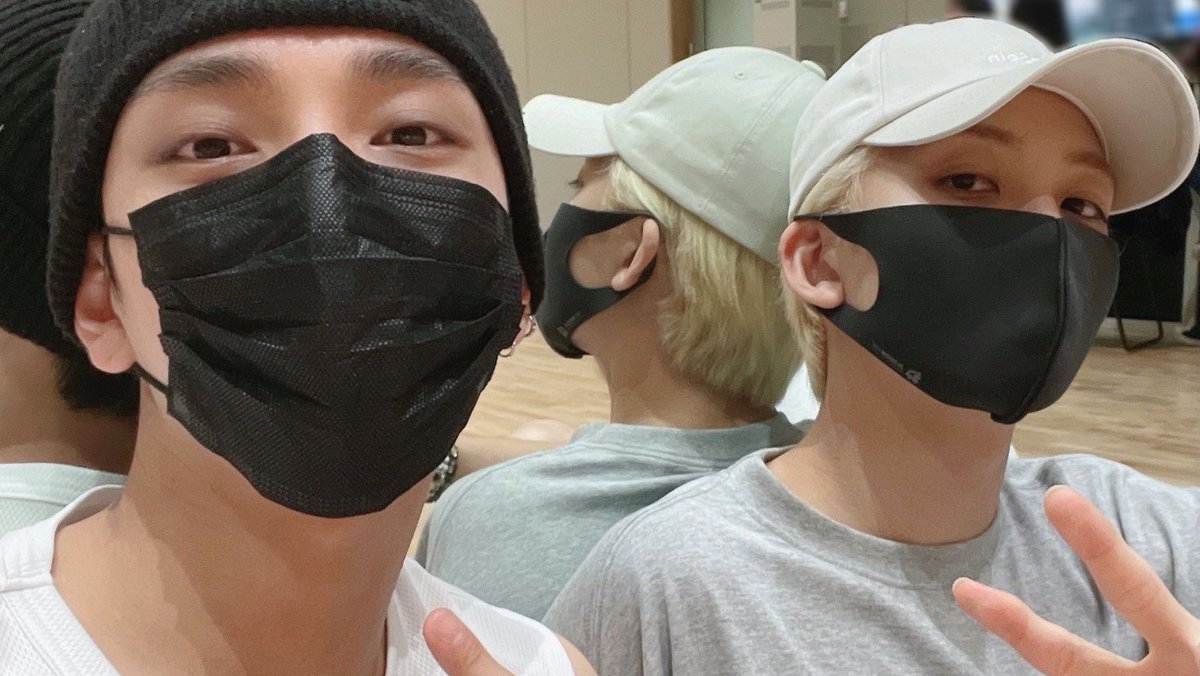 jeongshuah's tweet photo. 2021 is yoonhong's (jeonghan and joshua) year ❤ https://t.co/YNBwBItQjA