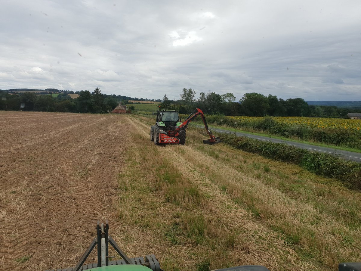Les haies n'ont qu'à bien se tenir !
Entretien des haies 
Ça va gagne de l'argent et du temps ....
Merci au matériel de cuma