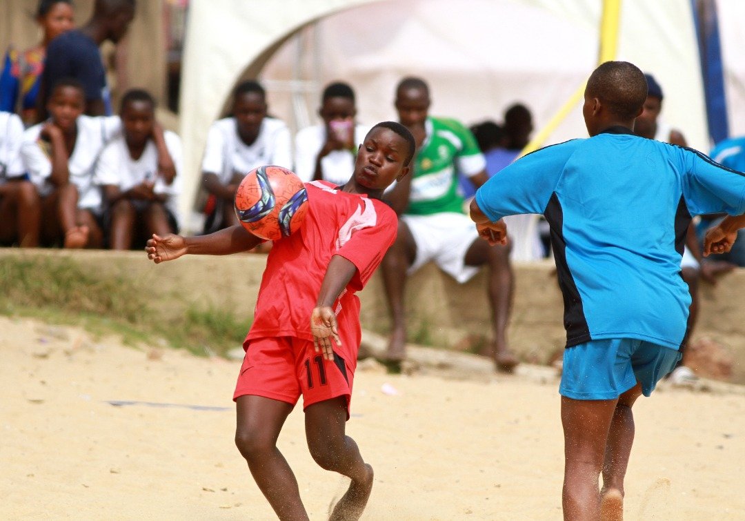 OfficialFUFA's tweet photo. Challenge her if you can.
Share your photo controlling the ball like her.
#WomenBeachSoccer
#UBSA https://t.co/PNu501RpOX