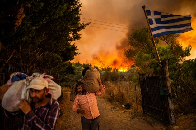 kindredMsZ's tweet photo. Fire in #Varympompi (#Greece) is still out of control. It's been 3 days. Firefighters are still fighting an uneven fight! Hundreds have lost their homes, kilometers of land are burned to dust!
Please pray for #FireInGreece

#βαρυμπομπη #πυρκαγια #φωτια_βαρυμπομπη #PrayForGreece https://t.co/ywCOpxJprd