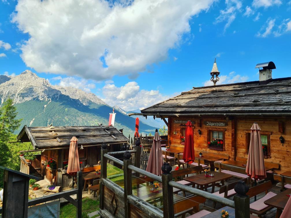 valpusteria's tweet photo. La baita del cacciatore a Sesto • Monte Elmo 😍☀️
Die Jägerhütte in Sexten am Helm 😍☀️
Foto: Hubert Innerkofler
#sesto #sestodolomiti #sestodipusteria #sexten #rifugiocacciatore #jägerhütte #monteelmo #helm #sancandido #innichen #mn44 #dolomiti #dolomiten #dolomites https://t.co/hv0ODdNTz7