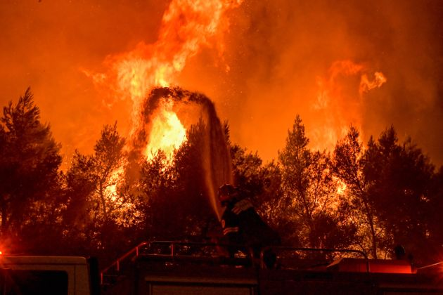kindredMsZ's tweet photo. Fire in #Varympompi (#Greece) is still out of control. It's been 3 days. Firefighters are still fighting an uneven fight! Hundreds have lost their homes, kilometers of land are burned to dust!
Please pray for #FireInGreece

#βαρυμπομπη #πυρκαγια #φωτια_βαρυμπομπη #PrayForGreece https://t.co/ywCOpxJprd