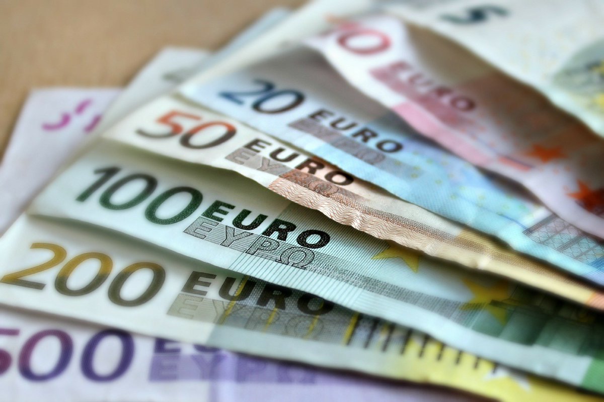 De Actie Giro 777 van de Stichting Nationaal Rampenfonds heeft ruim 10 miljoen euro opgehaald. Het Rampenfonds wil daarom aan alle ernstig getroffen huishoudens eenmalig maximaal 1.000 euro schenken. Kijk voor alle info op onze website: bit.ly/2VA7jor