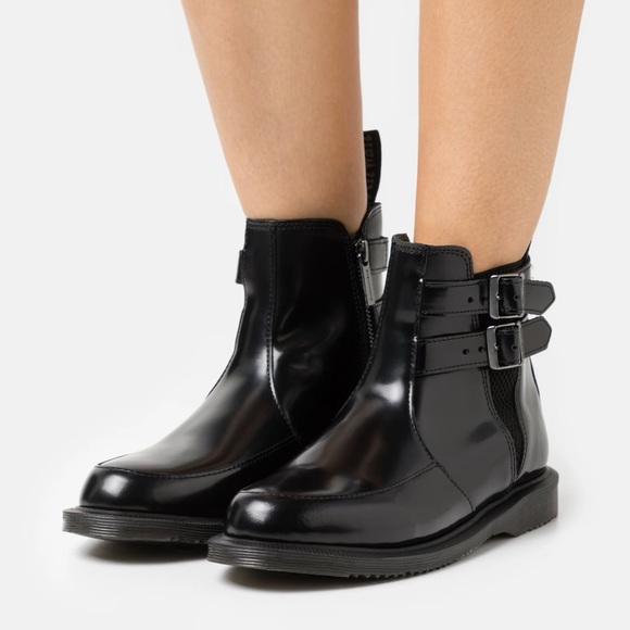 llopez0204's tweet photo. So good I had to share! Check out all the items I'm loving on @Poshmarkapp #poshmark #fashion #style #shopmycloset #samedelman #drmartens #madewell: https://t.co/hRei76mYXm https://t.co/HIrZ11BWEE