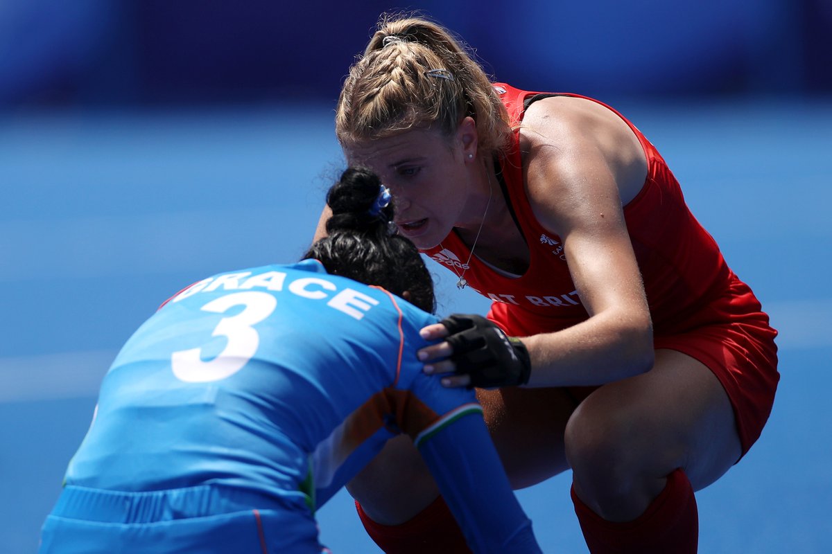 Athlete365's tweet photo. Excellence. Friendship. Respect. 🤝

A touch of class from @TeamGB following their bronze medal match win over @TheHockeyIndia. 👏

Hockey is the winner today. You should be so proud of how far you've come. 🙌

#Tokyo2020 #StrongerTogether #Athlete365 @FIH_Hockey https://t.co/wuotusQ0VS