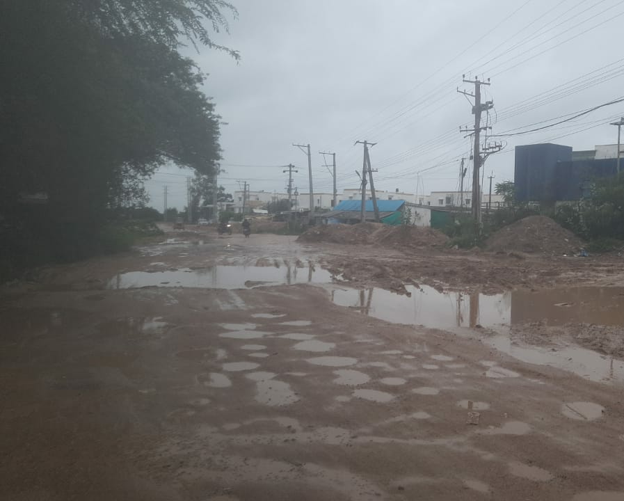 CheralaSaipavan's tweet photo. @KTRTRS @KTRoffice @GHMCOnline @CommissionrGHMC @GandhiArekapudi Everyday challenge as there is no place to avoid potholes. 1 km strech is taking beyond 20 mins and in case of emergency god save citizens. Gopanpally-Osman Nagar Road #Needroad #backbreakingroads https://t.co/ZbJ30YIbgJ
