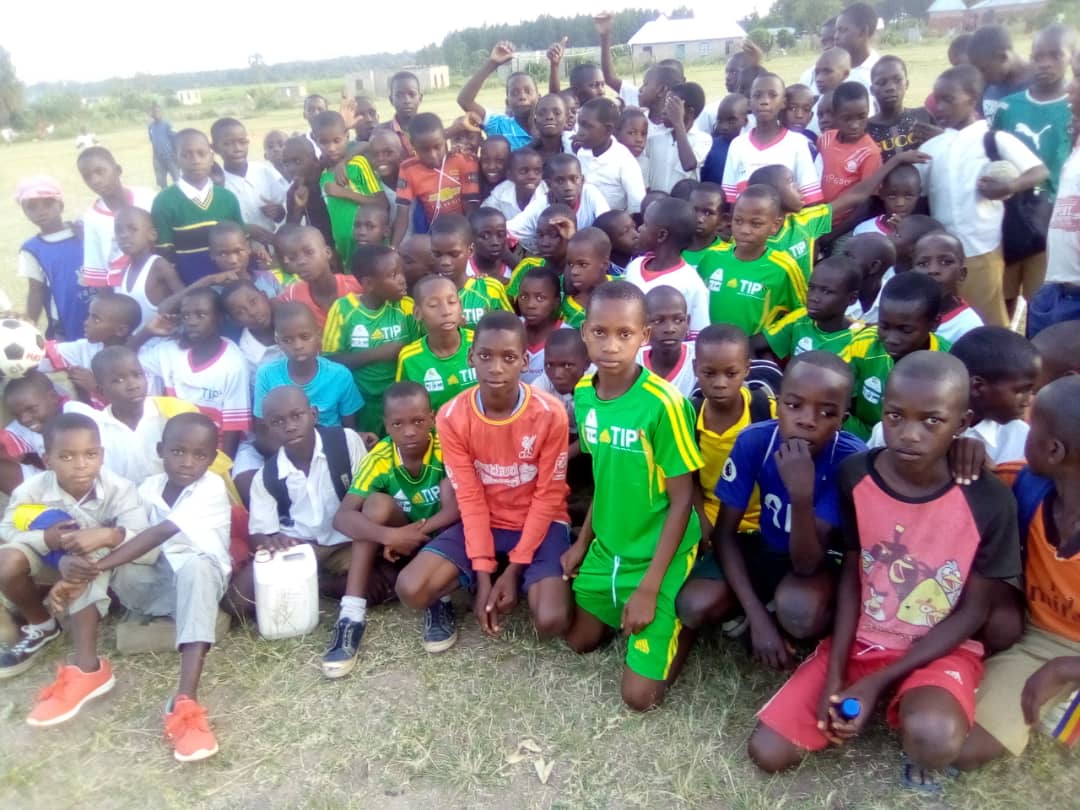 TIPOfficial__'s tweet photo. Wanafunzi wanaoshiriki afua ya watoto wenye umri wa miaka 9 hadi 14 inayowajenga kuwa wanaume Bora wa baadaye kwa kufundishwa namna ya kutambua na kupinga ukatili wa kijinsia. Hii ni moja ya shule inayotekeleza mradi unaosimamiwa na TIP na kufadhiliwa na CDC &amp; @agpahi https://t.co/WxzSbiueRC
