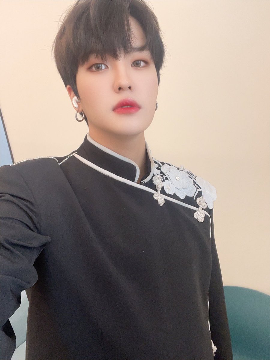 TheKingDom_GF's tweet photo. [LOUIS👑]

여러분 오늘은 불금😍 
이따 브이라이브에서 봐요💛

#KINGDOM #킹덤 #LOUIS #루이 https://t.co/mjoRvFRGOW