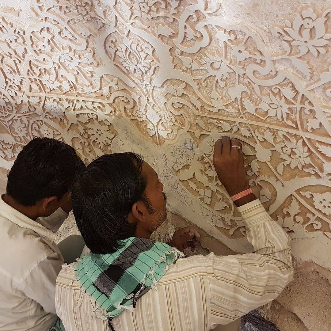 NizamuddinUrban's tweet photo. Traditional craftsmanship. π
#rethinkingconservation
Craftsman creating incised patterns in lime plaster.
#aktc #nizamuddinurbanrenewal #agakhantrustforculture https://t.co/9Sqhjng8RT