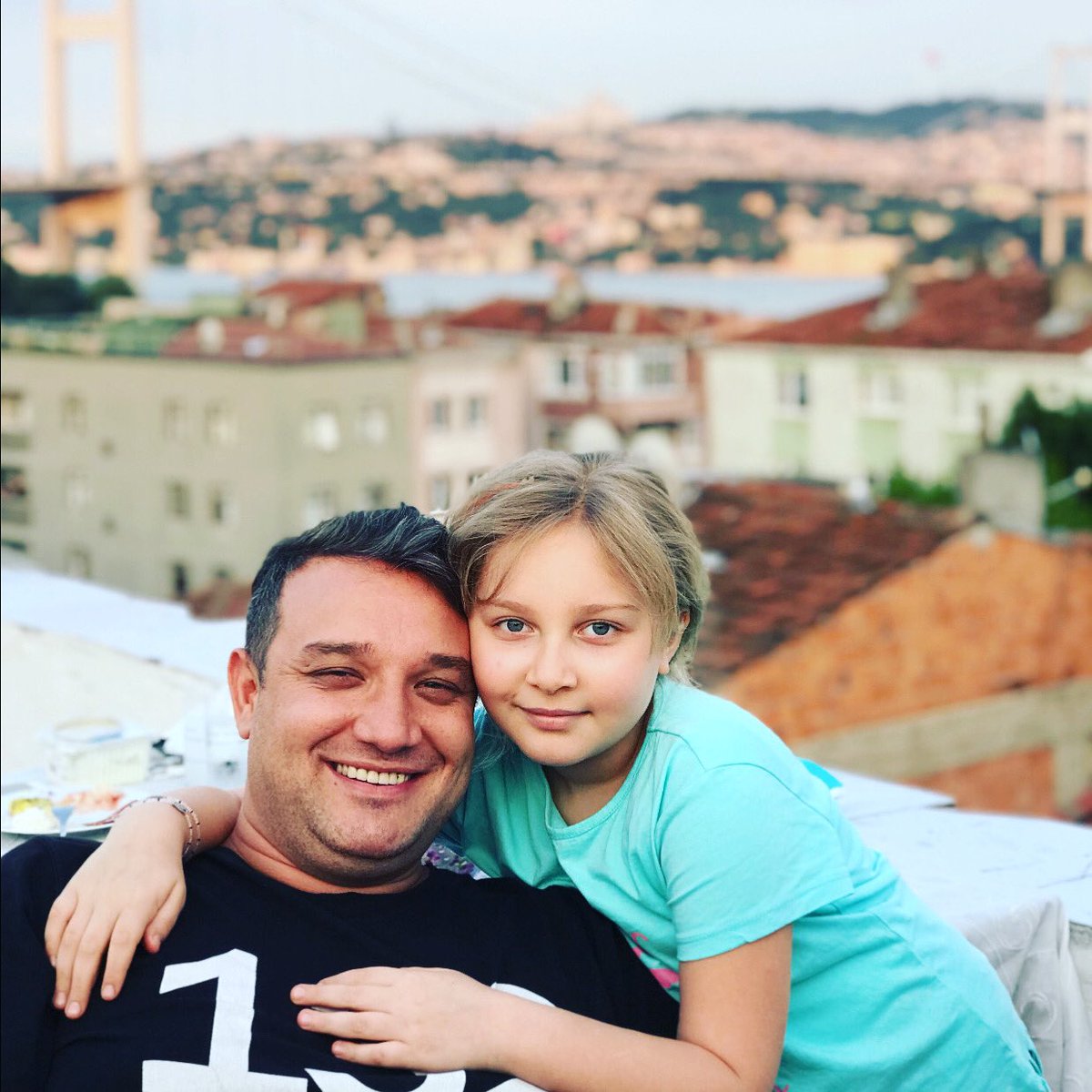 Sadece doğurduğu günü hatırlayan anne ve babalardan olmak istemeyiz hiçbir zaman. OLMAYACAKTA! 
Her ne yaşarsak yaşayalım ömrümüz, son nefesine geldiği o saate kadar gözünün aradığı her yerde olacağız güzel kızım.
İyi ki doğdun ve iyiki varsın 
“Sarı Fırtınam”