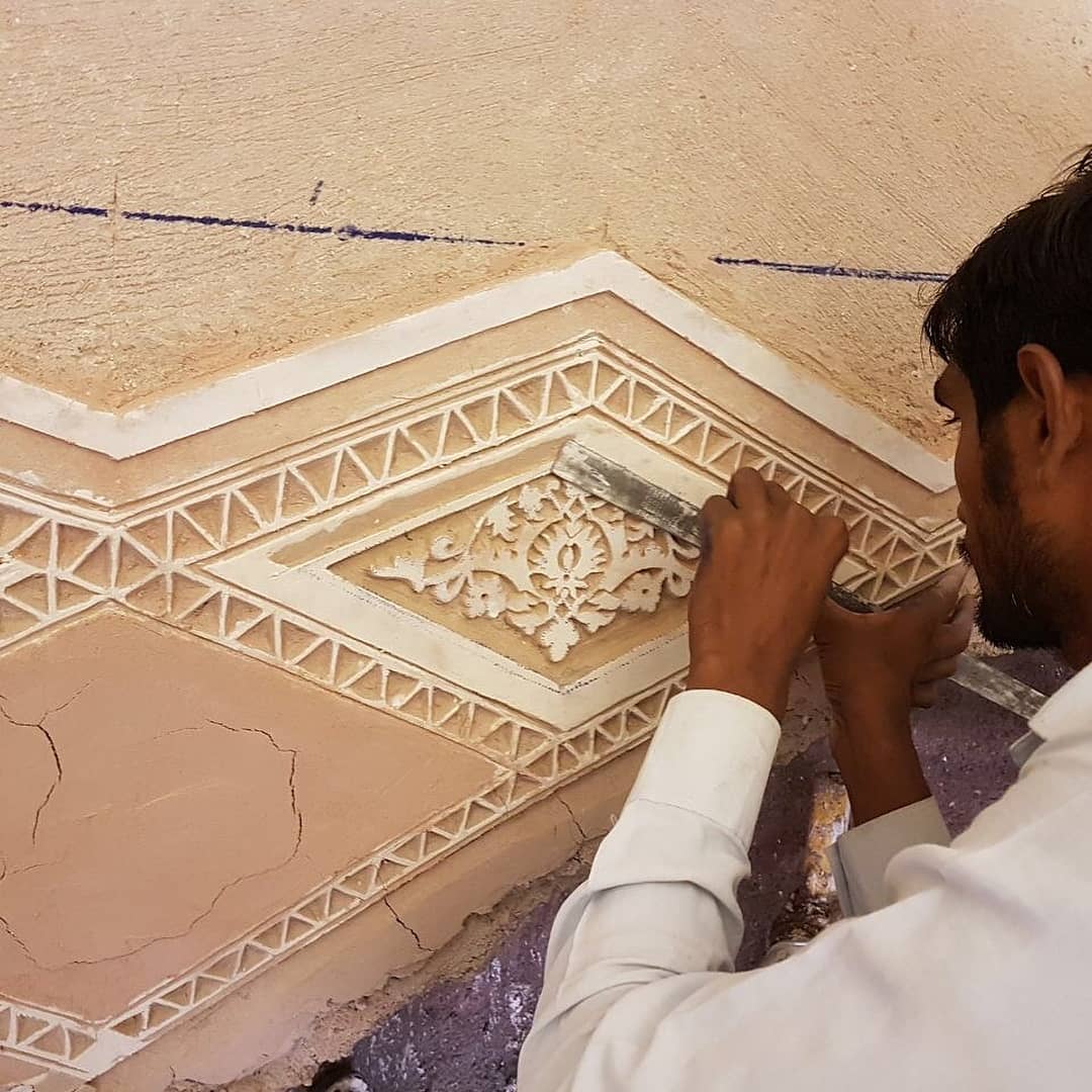 NizamuddinUrban's tweet photo. Traditional craftsmanship. π
#rethinkingconservation
Craftsman creating incised patterns in lime plaster.
#aktc #nizamuddinurbanrenewal #agakhantrustforculture https://t.co/9Sqhjng8RT