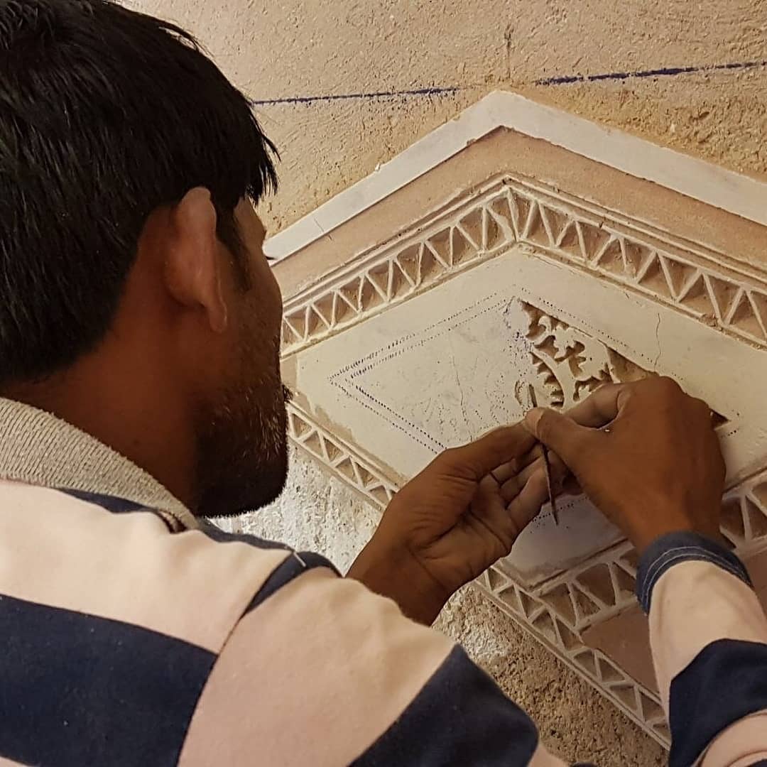 NizamuddinUrban's tweet photo. Traditional craftsmanship. π
#rethinkingconservation
Craftsman creating incised patterns in lime plaster.
#aktc #nizamuddinurbanrenewal #agakhantrustforculture https://t.co/9Sqhjng8RT