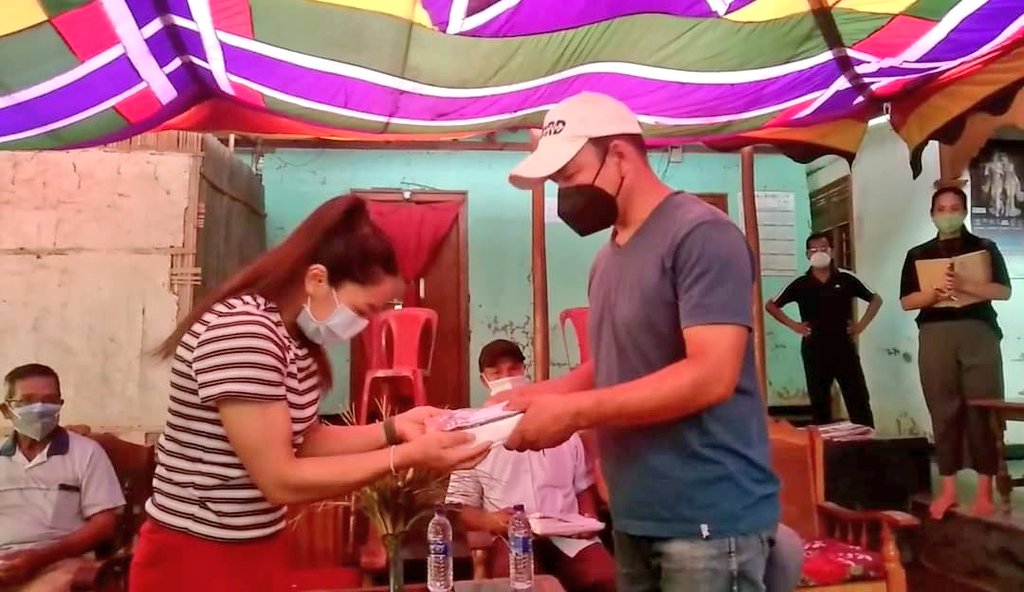 sonmonib5's tweet photo. Extraordinary gestures by @mirabai_chanu #MirabaiChanu as she conveys her gratitude to these wonderful #TruckDrivers!
In her difficult days, these sand carrying truck drivers used to give free transportation to Mira so that she could have training at 25 km away #spirts facility. https://t.co/TRtASr8Pqx