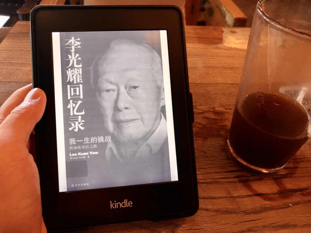 63、《我一生的挑战：新加坡双语之路》，讲李光耀在新加坡历史中，艰难推广英语+华语双语历程，语言历来与政治相关。最早定英文为工作语言 ，后摒弃方言，担心完全英语化崇洋媚外失去东方特质，又确立华语第二语言位置，不断磨合直到英语为主华语为辅，期间遭到各族语言 ...