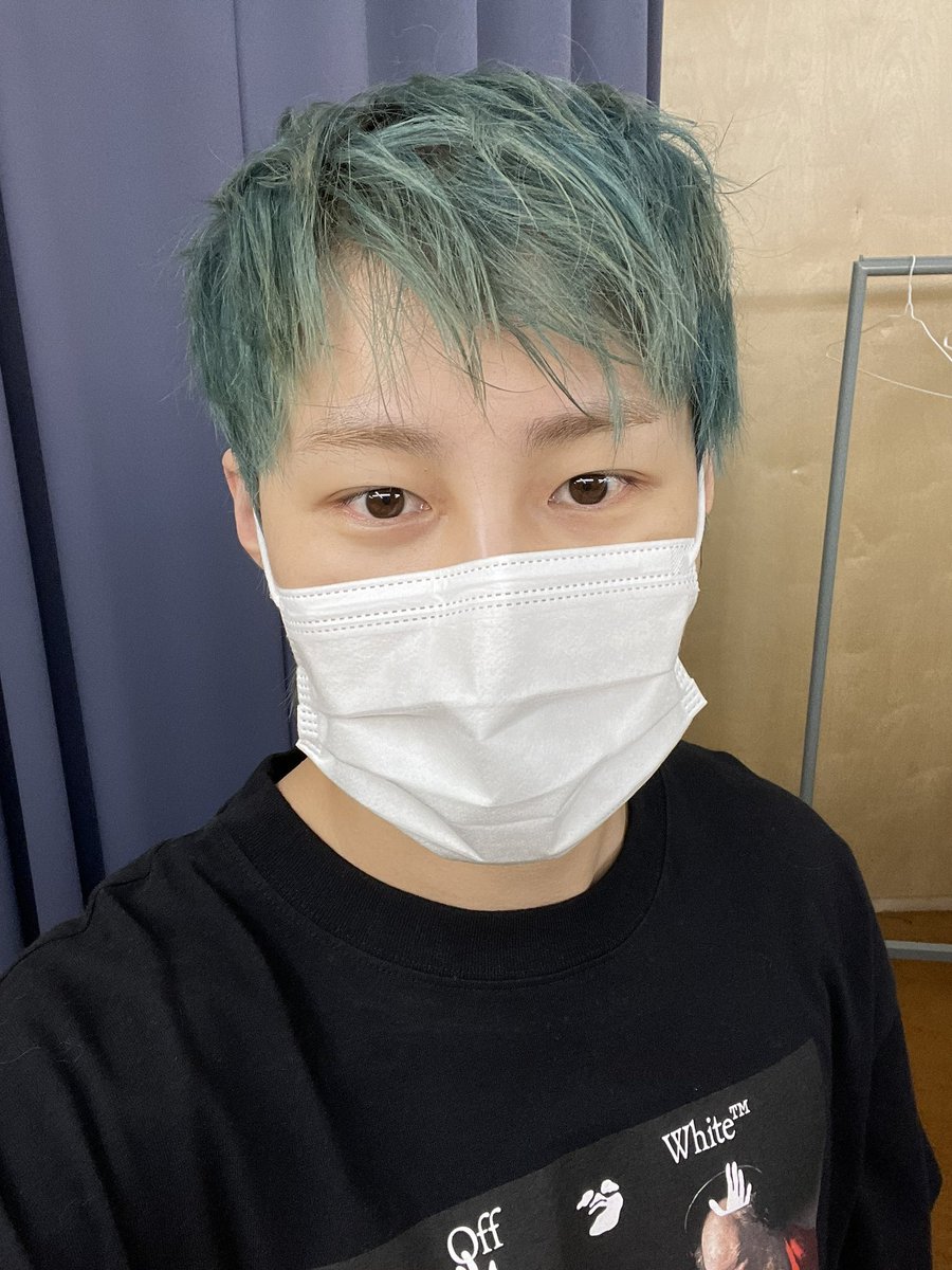 머리 잘랐어요~
홀라당~ 
삑!!!!
#하늘 #하성운