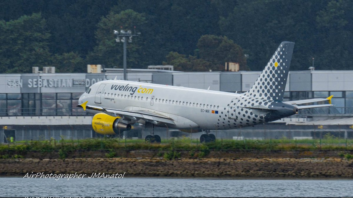 jmanatol's tweet photo. #BuenosDias
#Viernes
Otro día más en @DonostiAir #LESO veremos #despegar al @Airbus #A319 de @vueling 

En el día de la foto la 🌧️☔quiso estar presente
#V1Rotate 

#VuelaDesdeHondarribia 
#WeVuelingYouSpotting https://t.co/FR48TtE4FM