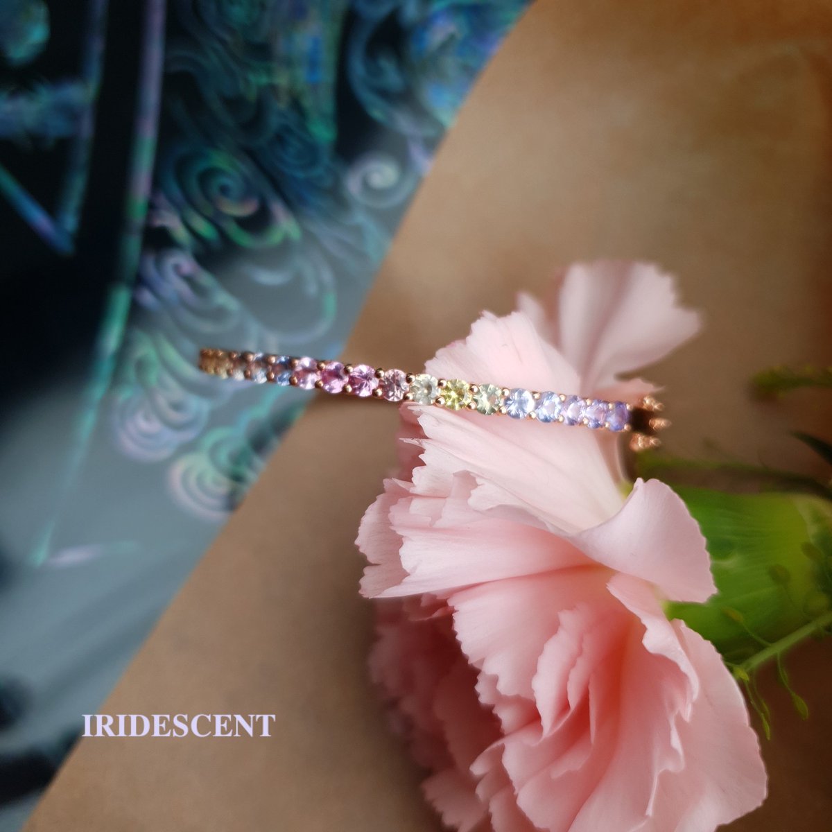 Iridescent_sf's tweet photo. Rainbow sapphire bangle 🌿

파스텔톤 사파이어가 세팅된 뱅글팔찌입니다❤ https://t.co/fLYWMMAXhD