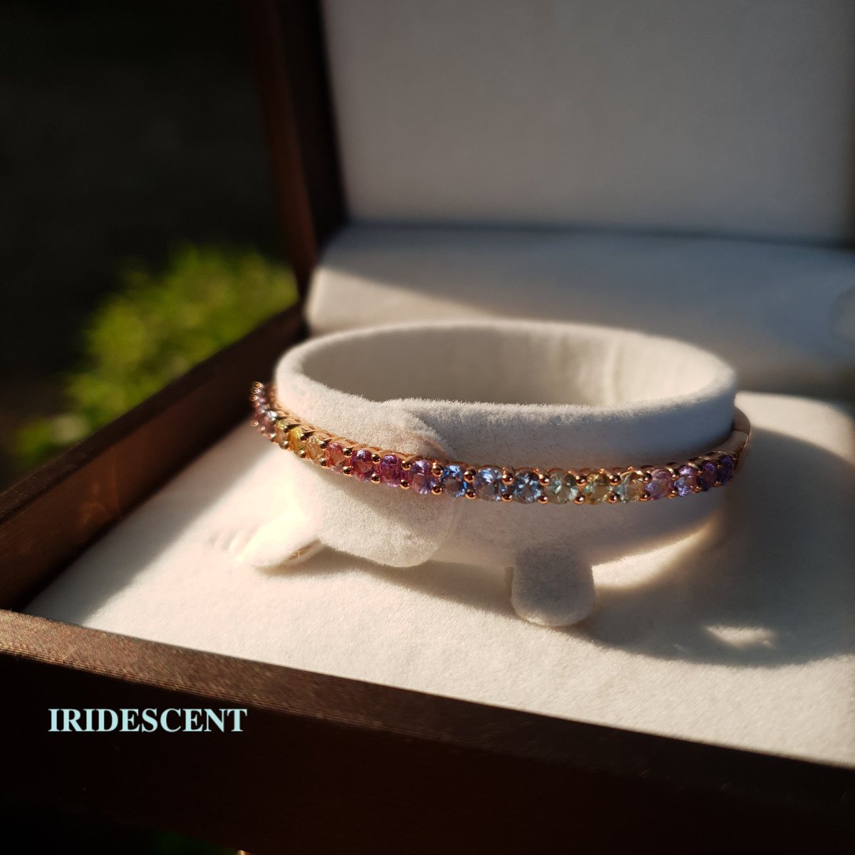 Iridescent_sf's tweet photo. Rainbow sapphire bangle 🌿

파스텔톤 사파이어가 세팅된 뱅글팔찌입니다❤ https://t.co/fLYWMMAXhD