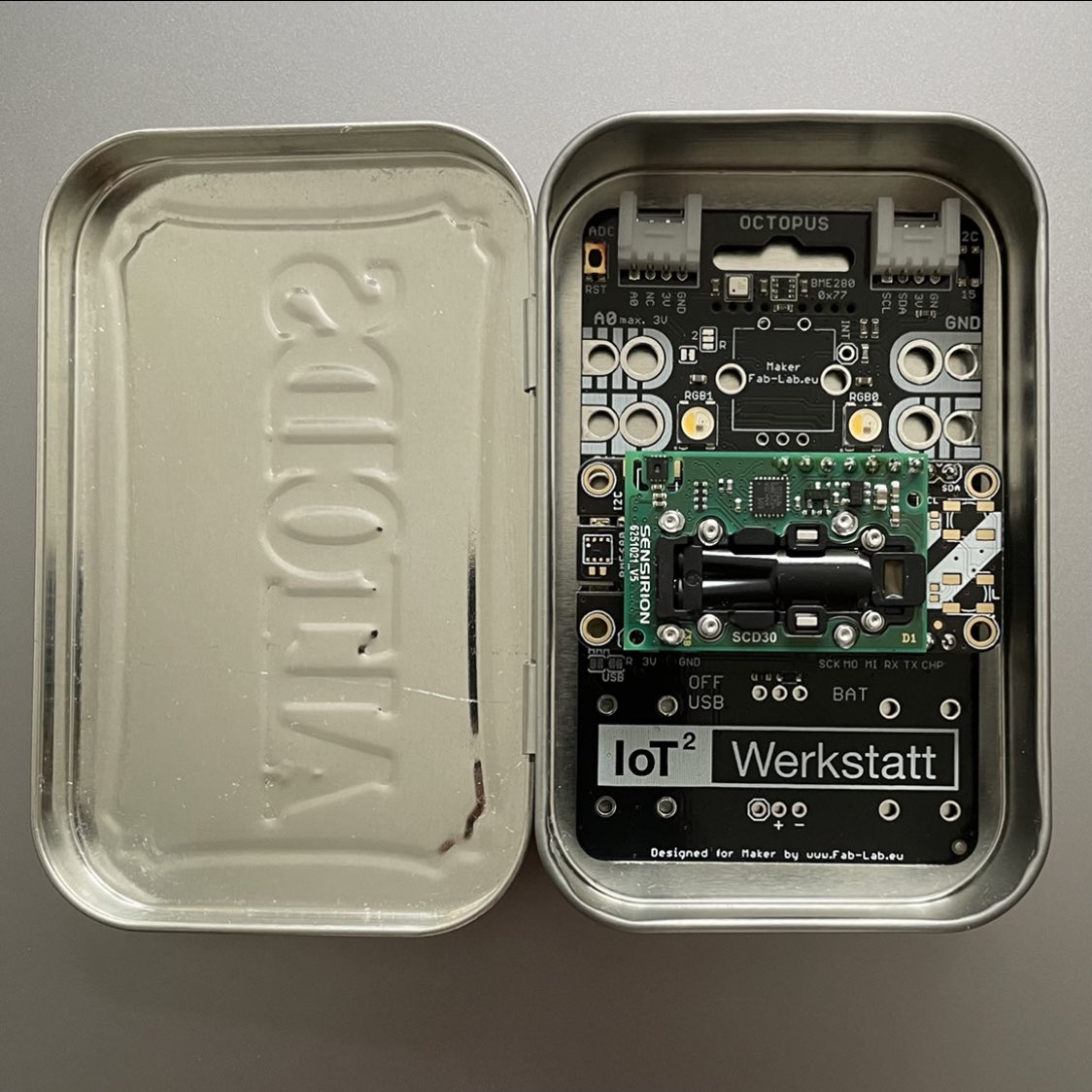 guido_burger's tweet photo. Peppermints gone? Use the case to carry your #IoT Octopus 🐙 project around - provides perfect protection for high valuable sensors like #BME680 and #SCD30 … #airqaulity #CO2trafficlight #CO2Ampel (don‘t power within a metal box, without proper isolation 😜) @MakeMagazinDE @make https://t.co/4qoAmeBFk7