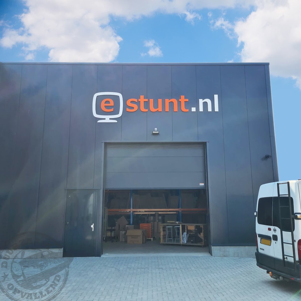 SigncraftNL's tweet image. 💻Estunt geeft elektronica een tweede leven en dat mag gezien worden! De gevelletters hebben een dikte van 8 mm, dit geeft een strakke en moderne uitstraling. Vanuit dit grote magazijn in Pijnacker koop je bij Estunt nieuwe en gebruikte apparatuur voor stuntprijzen.