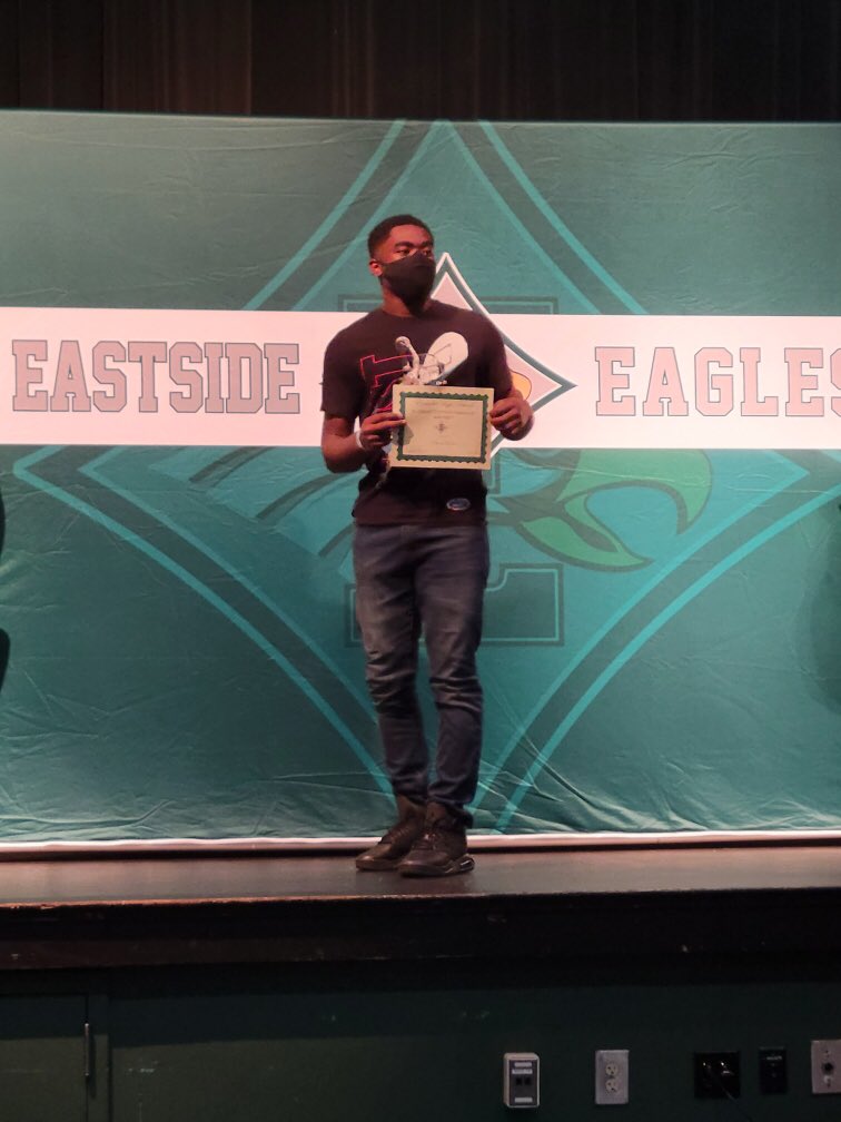EHS_Eagles's tweet photo. Over 200 students qualified for an Academic Letter for earning all As last school year!!  Go EAGLES!  #EastsideGraduatesEXCELLENCE https://t.co/ey7iA88SCw