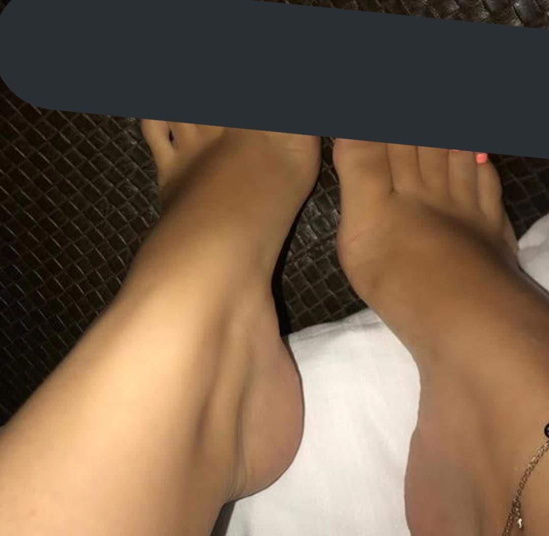 DominanteLeila's tweet photo. Je cherche mon soumis en dm  #soumi #feet #maitresse https://t.co/8LeT9n8FfX