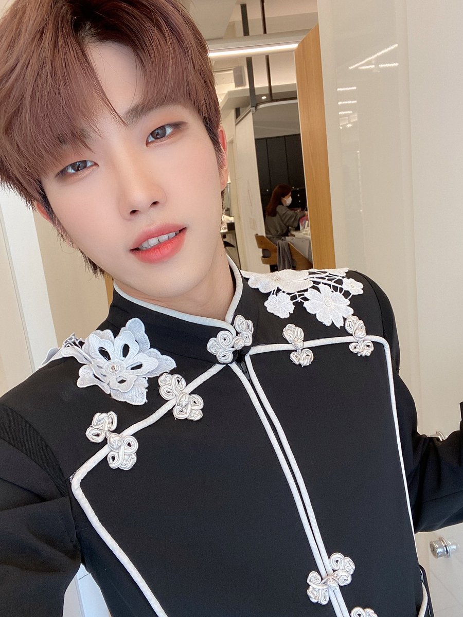 KlNGDOM_UPDATES's tweet photo. [TRANS]
[DANN👑] 

Who likes this outfit??✌️🥰

#KINGDOM #킹덤 #DANN #단 https://t.co/Y9E4tksxHu