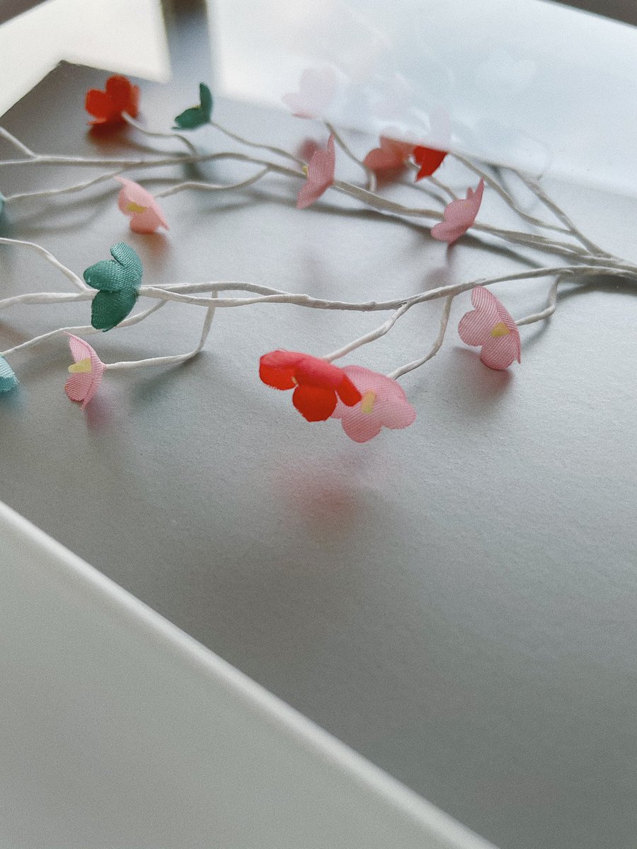 sayami_lab's tweet photo. #SayamiDECO
額縁の中に可愛いお花🌸

#アートフラワー #フラワーボックス #一点もの https://t.co/M8gmC4blno