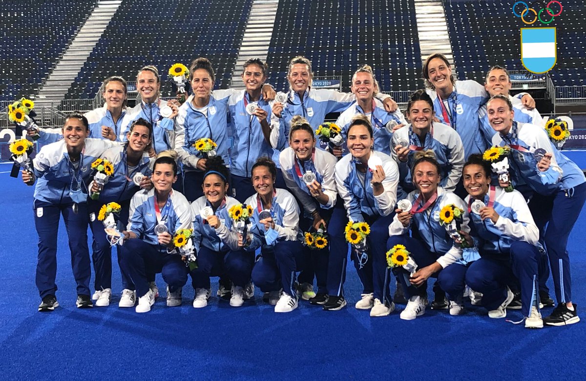 PrensaCOA's tweet photo. #Hockey ¡LEONAS DE PLATA! 🙌🏻🥈🏑🇦🇷

¡Felicitaciones a las jugadoras y cuerpo técnico por un gran torneo!

#EquipoARG #VamosArgentina #ArgentinaEnTokio2020 https://t.co/r9UgQAr7dV