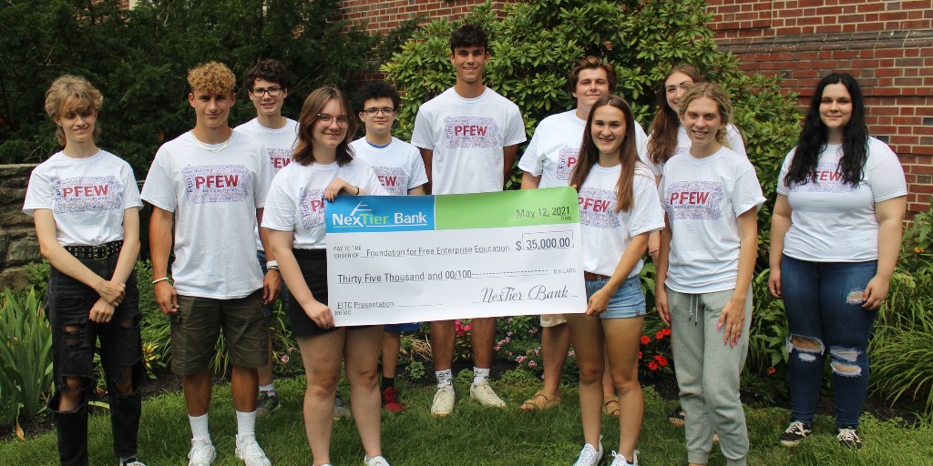 NexTier's tweet photo. The #TravelingCheck made its way to the Foundation for Free Enterprise Education (FFEE). We have provided gifts to FFEE for the past twelve years through the EITC program totaling $380,000, benefiting local students.
#NexTierGivesBack #CommunityMatters #MoreThanJustaBank https://t.co/lvbYSANQZ1